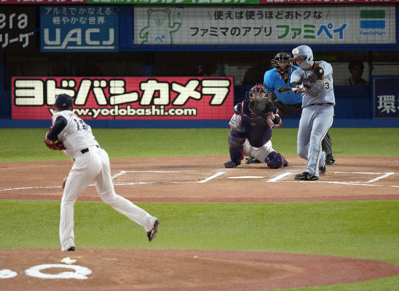 ヤクルト対阪神　6回表阪神無死、左越えにソロ本塁打を放つ大山。投手奥川（撮影・たえ見朱実）