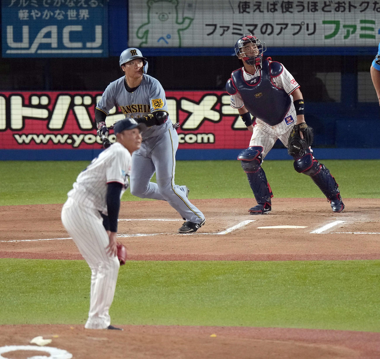 ヤクルト対阪神　6回表阪神無死、左越えにソロ本塁打を放つ大山。投手奥川（撮影・たえ見朱実）