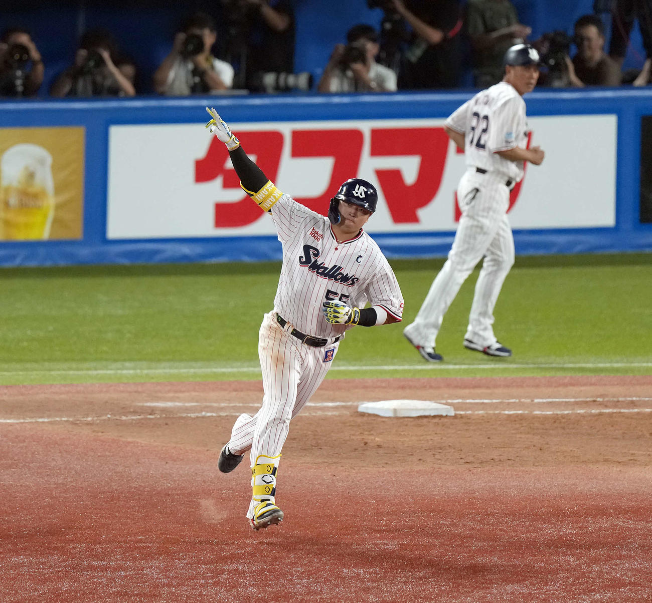 ヤクルト対阪神　5回裏ヤクルト2死一塁、中越えに2点本塁打を放ちポーズを決める村上（撮影・たえ見朱実）