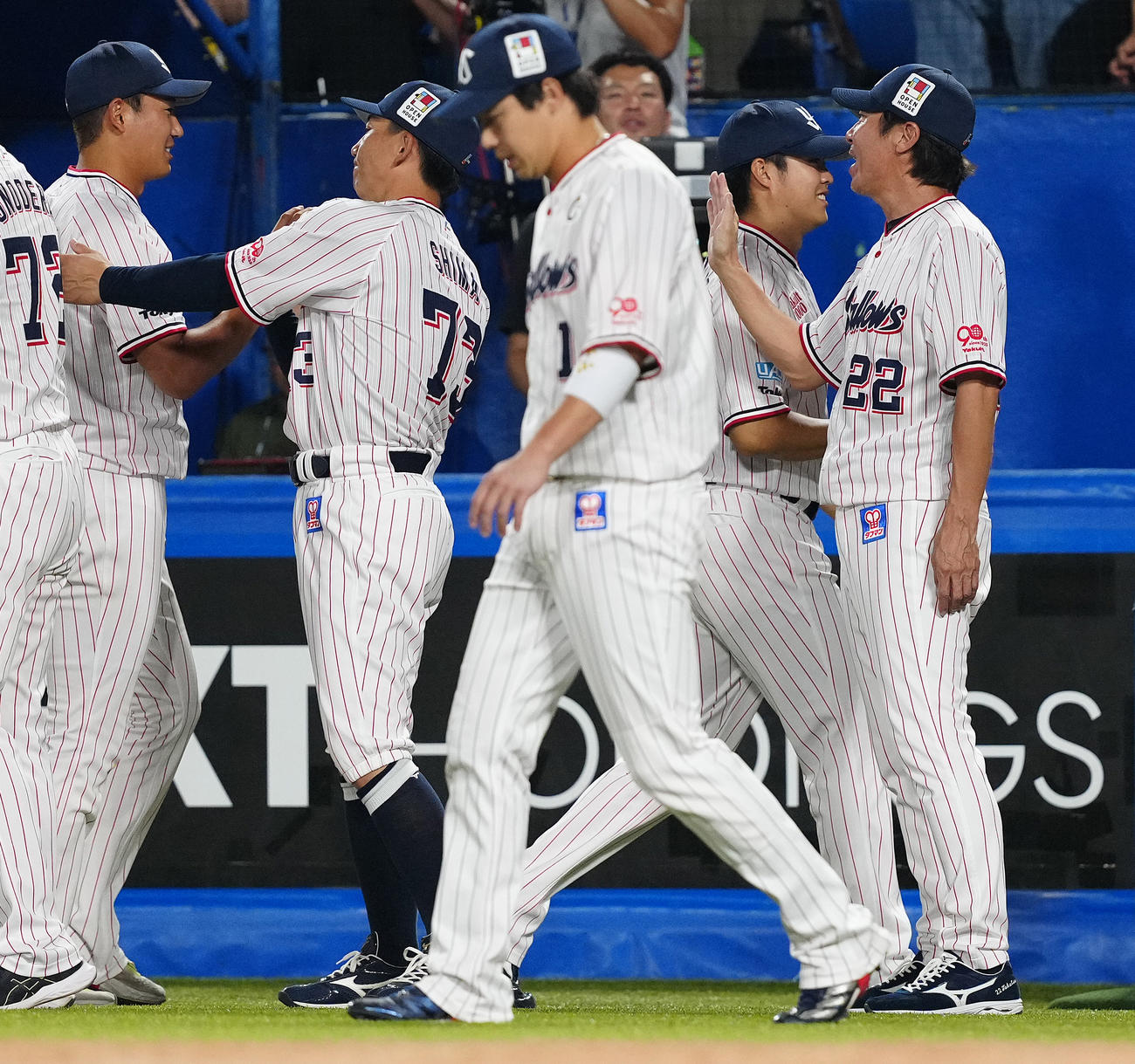 ヤクルト対阪神　阪神に勝利し、奥川（左）らナインを迎えるヤクルト高津監督（右）（撮影・鈴木みどり）