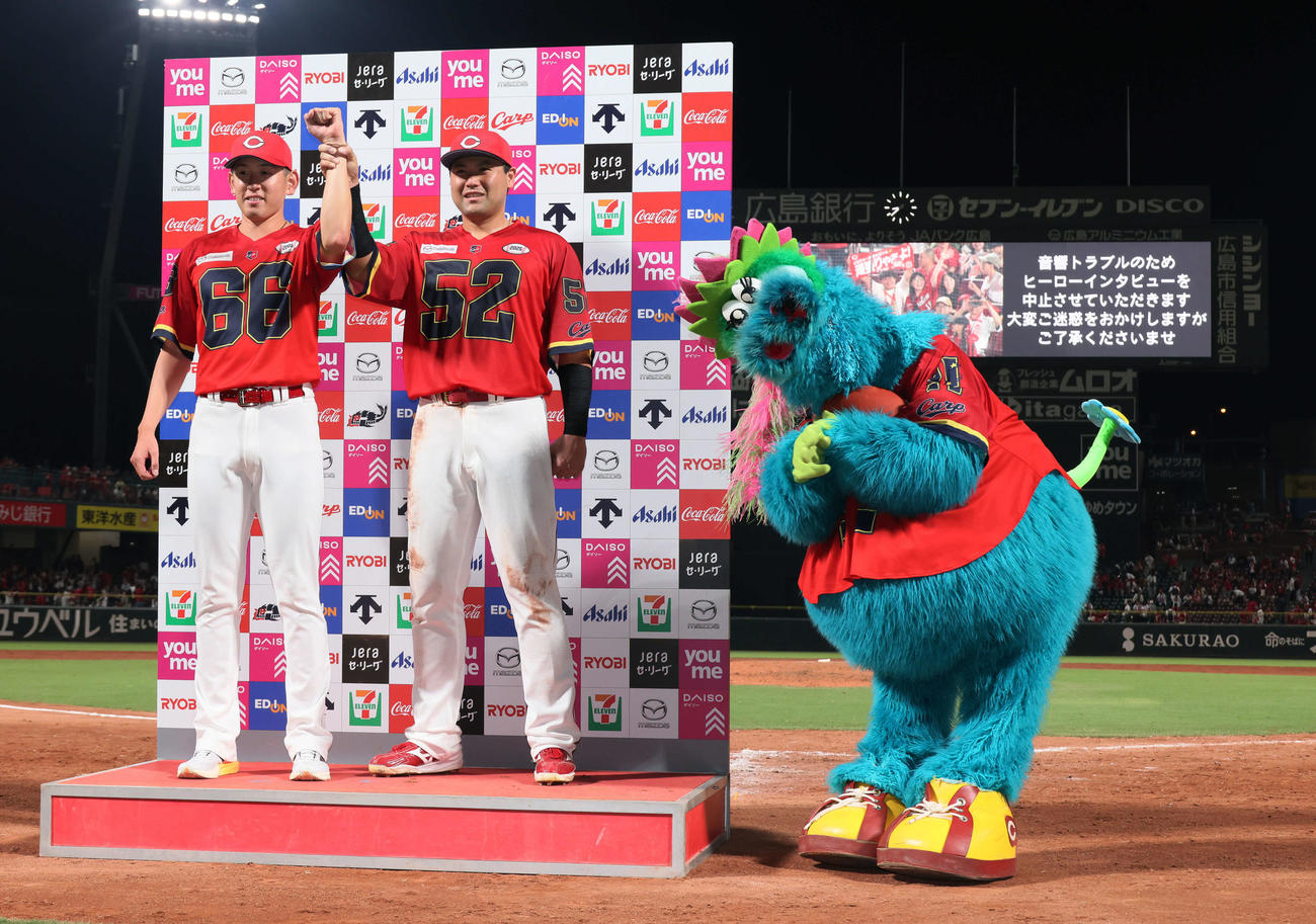 広島対中日　音声トラブルのため、ヒーローインタビューが中止となり、お立ち台でのポーズ写真のみとなった。左から遠藤、末包、スラィリー（撮影・加藤孝規）