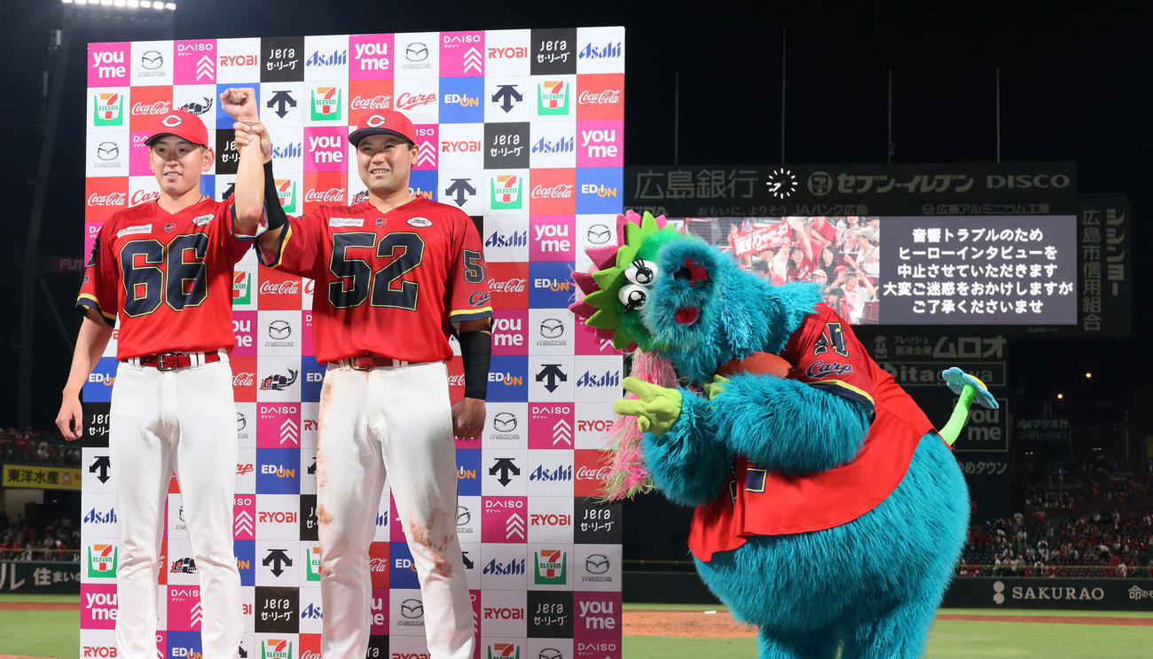 広島対中日　音声トラブルのため、ヒーローインタビューが中止となり、お立ち台でのポーズ写真のみとなった。左から遠藤、末包、スラィリー（撮影・加藤孝規）