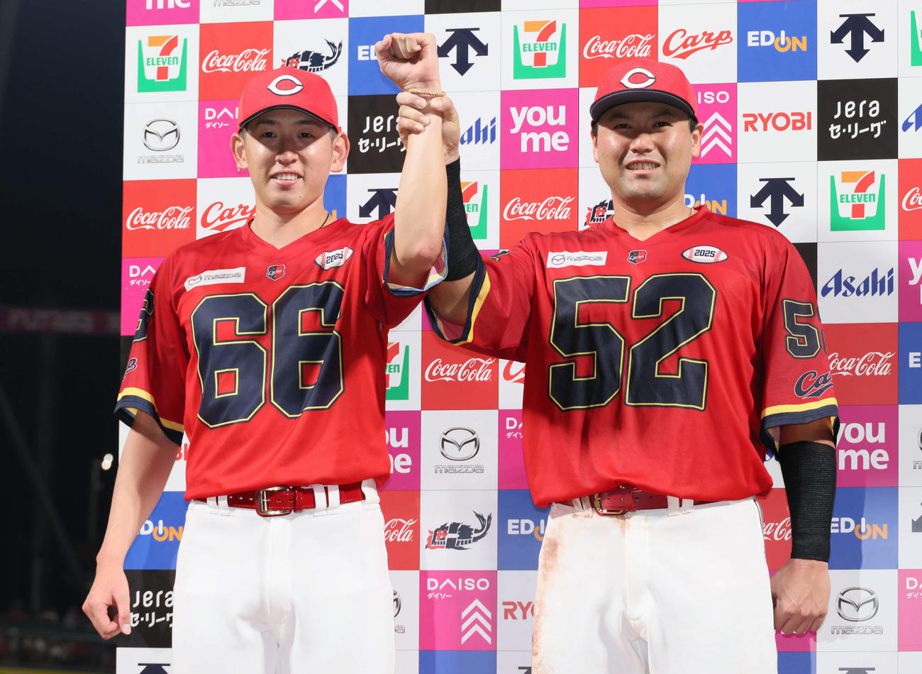 広島対中日　音声トラブルのため、ヒーローインタビューが中止となり、お立ち台でのポーズ写真のみとなった。左から遠藤、末包（撮影・加藤孝規）
