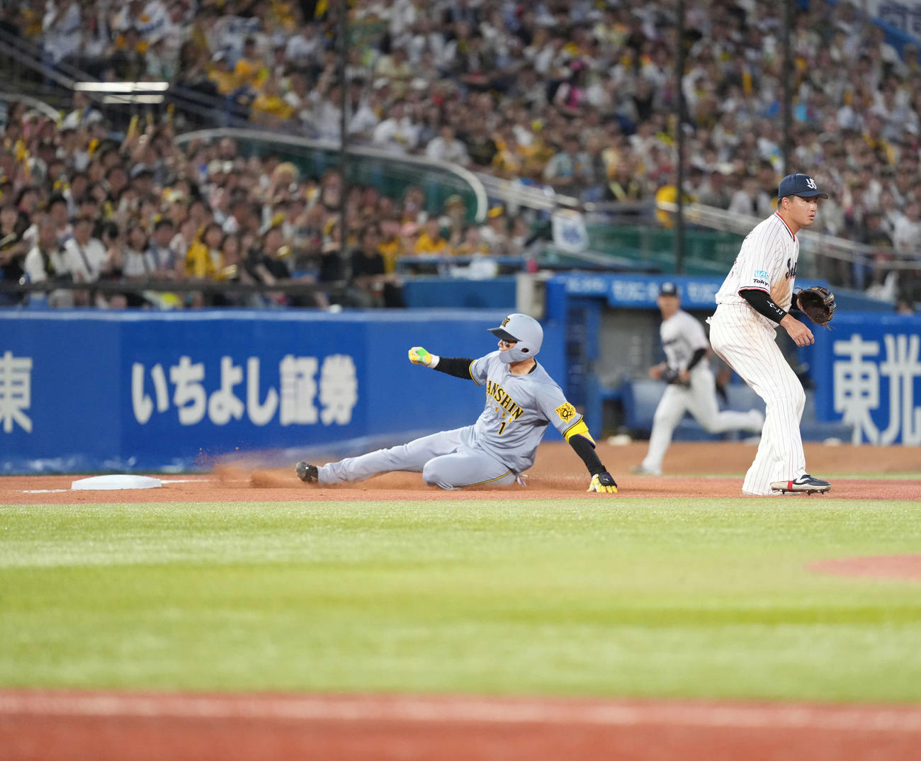 ヤクルト対阪神　3回表阪神2死、三塁打を放つ森下（撮影・井上学）
