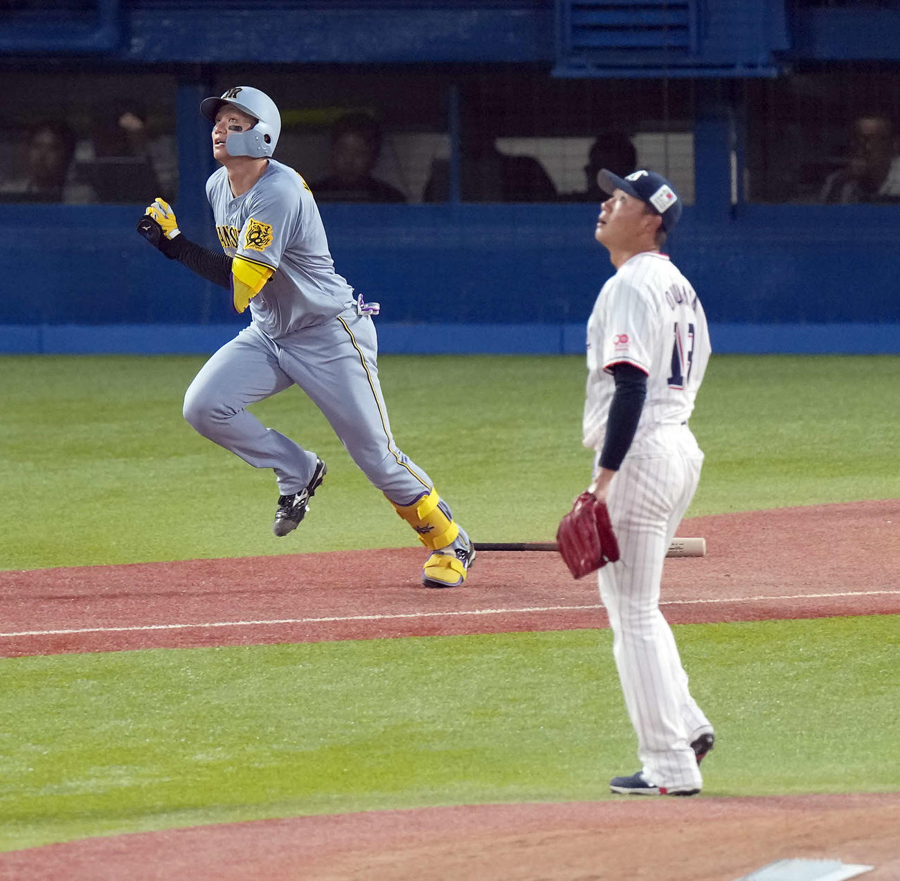 ヤクルト対阪神　3回表阪神2死、右前に三塁打を放つ森下。投手奥川（撮影・たえ見朱実）