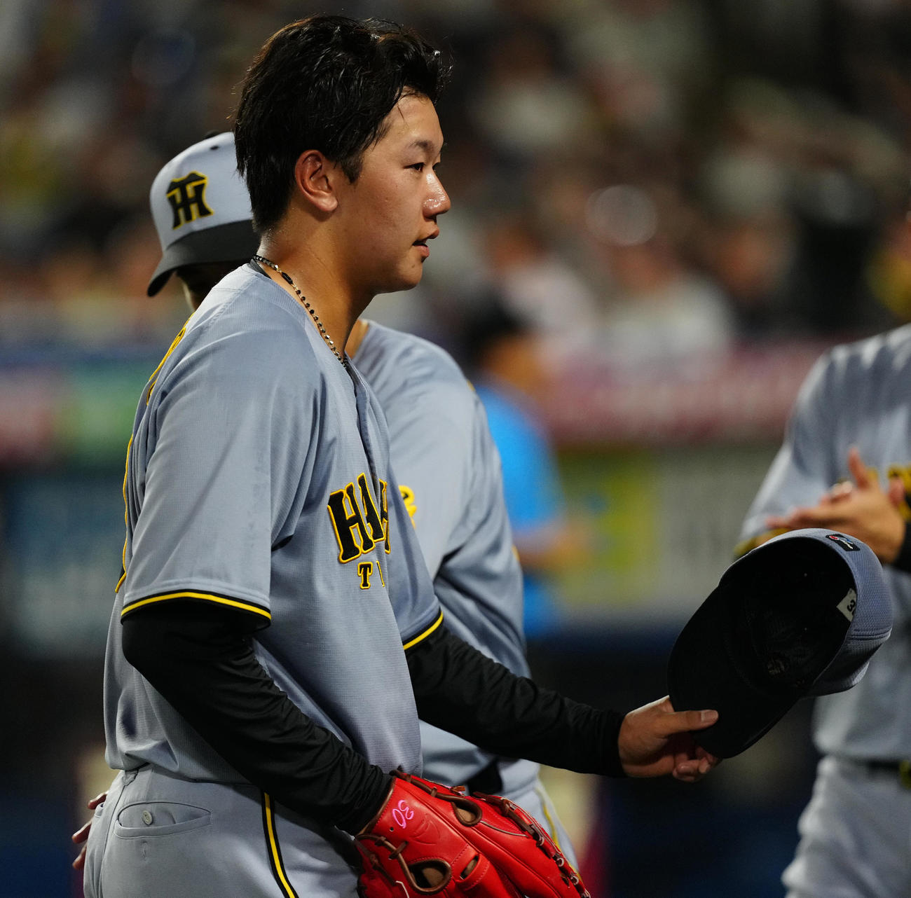 ヤクルト対阪神　5回裏を終え、浮かない表情でベンチへ戻る阪神門別（撮影・鈴木みどり）
