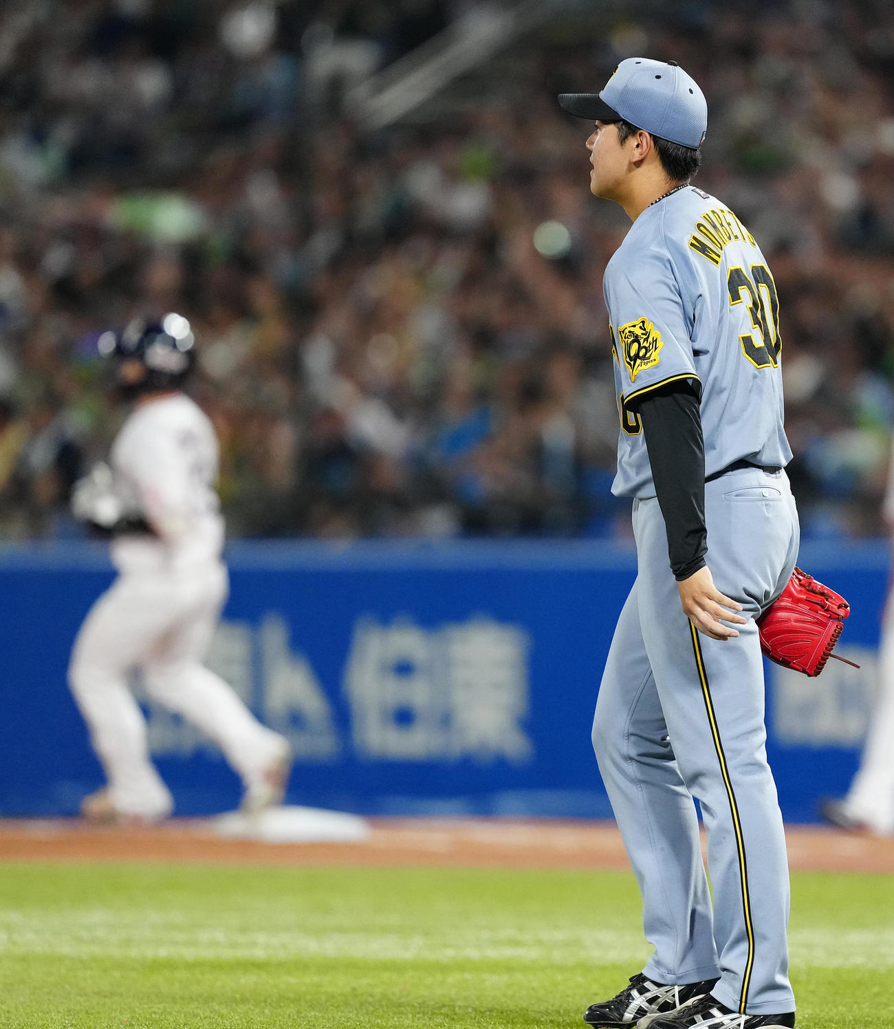 ヤクルト対阪神　5回裏ヤクルト2死三塁、内山に中前適時打を浴び、浮かない表情の門別（撮影・鈴木みどり）