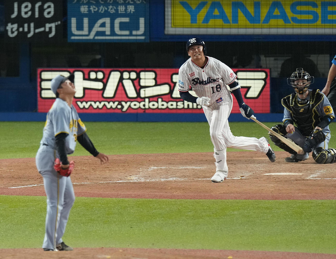 ヤクルト対阪神　5回裏ヤクルト無死、中前二塁打を放つ奥川。投手門別（撮影・たえ見朱実）