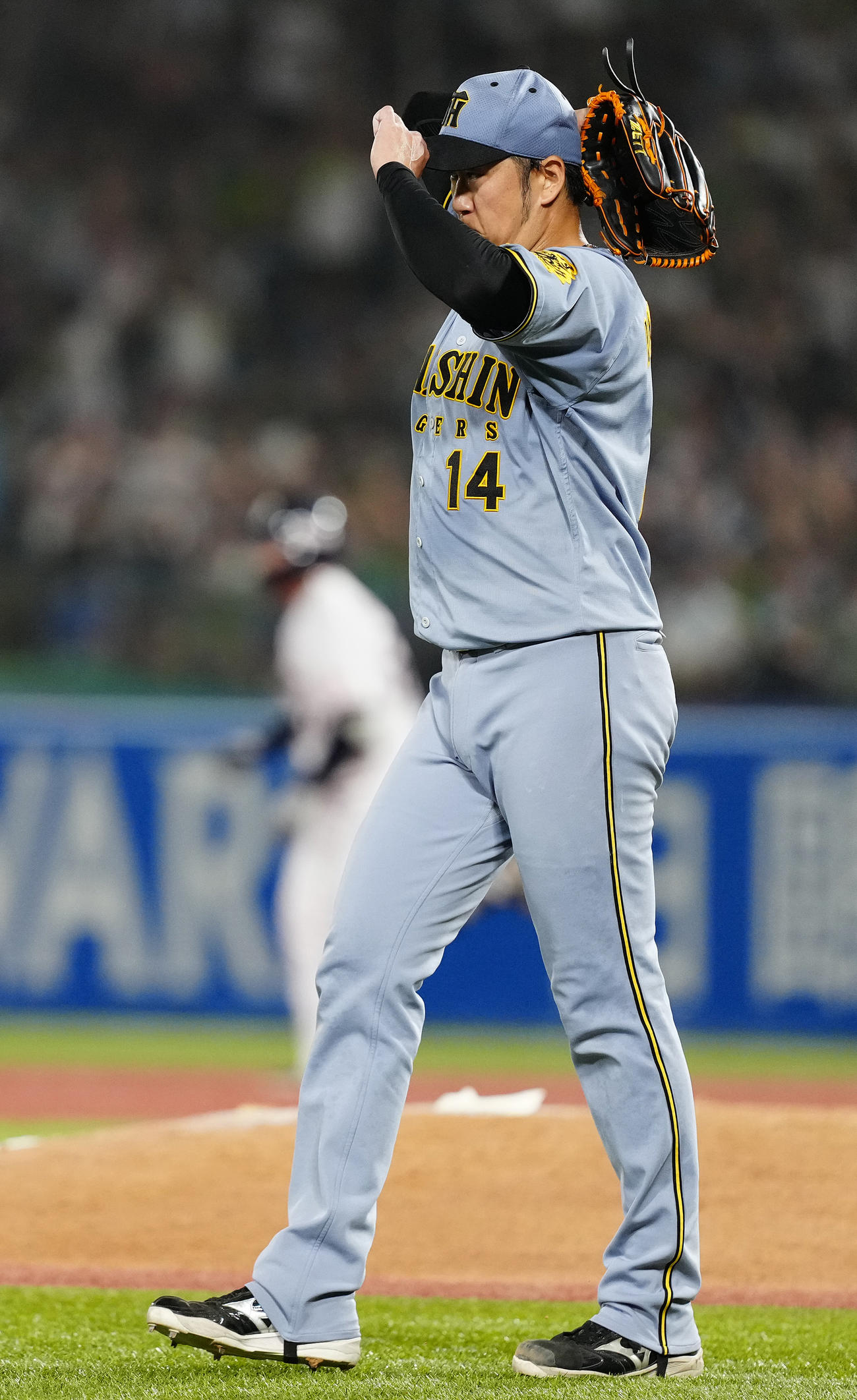 ヤクルト対阪神　8回裏ヤクルト無死二、三塁、北村恵に左中間への3点本塁打を浴びる岩貞（撮影・鈴木みどり）