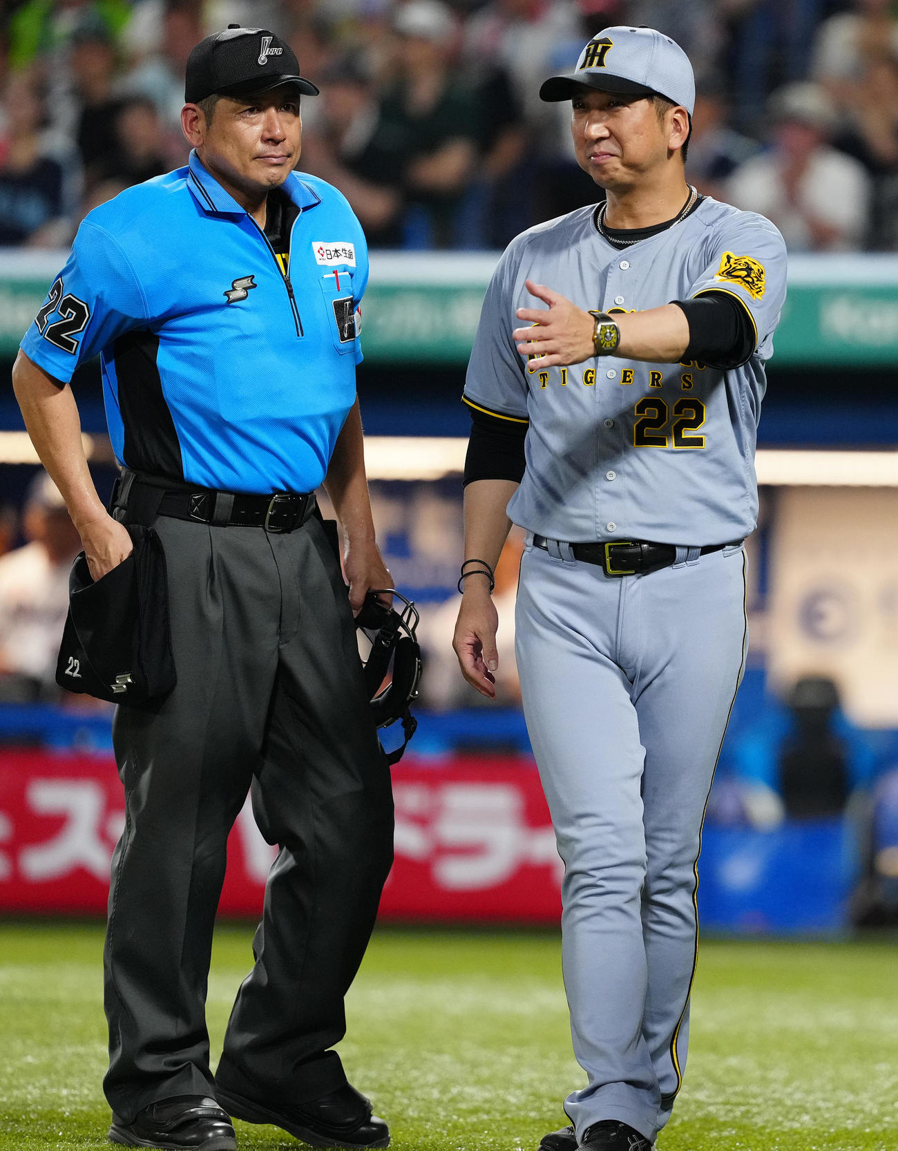 ヤクルト対阪神　7回裏の選手交代を告げる阪神藤川監督（撮影・鈴木みどり）