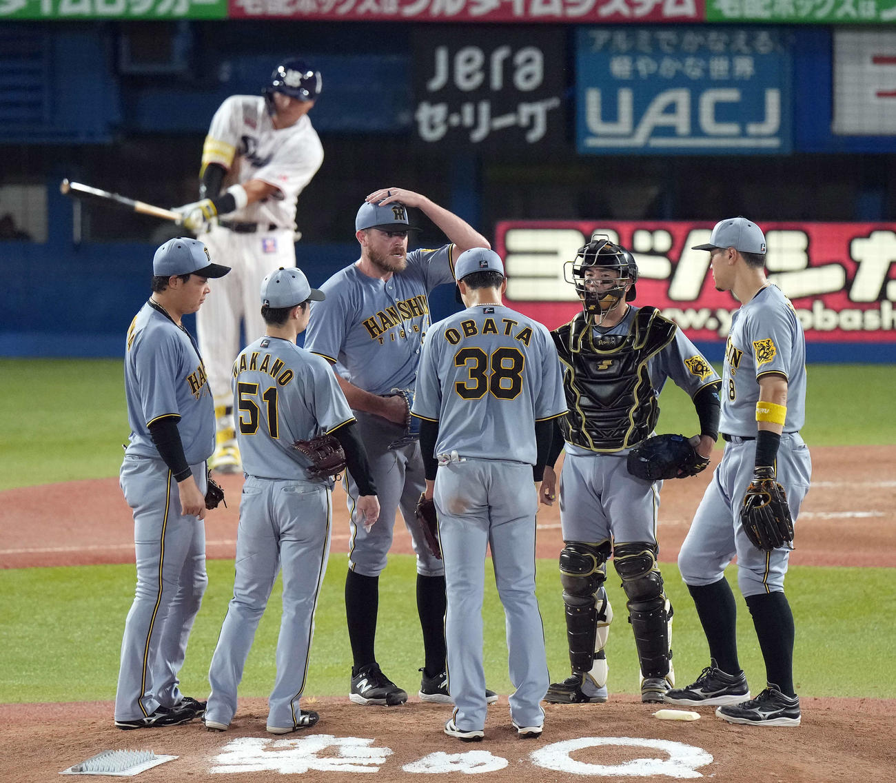 ヤクルト対阪神　4回裏ヤクルト無死一、二塁、村上を迎えビーズリーを中心に円陣を組むナイン（撮影・たえ見朱実）