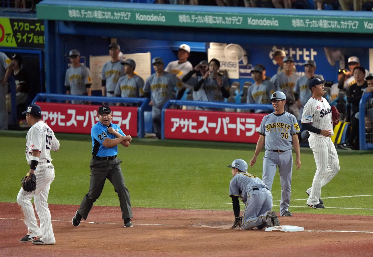 ヤクルト対阪神　5回表阪神1死一塁、相手のミスで一走中野が三塁へ滑り込むもアウト（撮影・たえ見朱実）