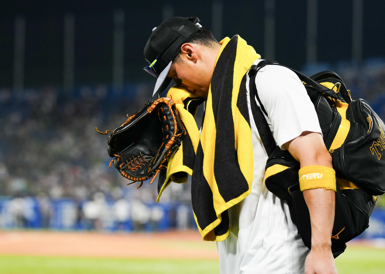 ヤクルト対阪神　ヤクルトに敗れ、引き揚げる阪神佐藤輝（撮影・鈴木みどり）