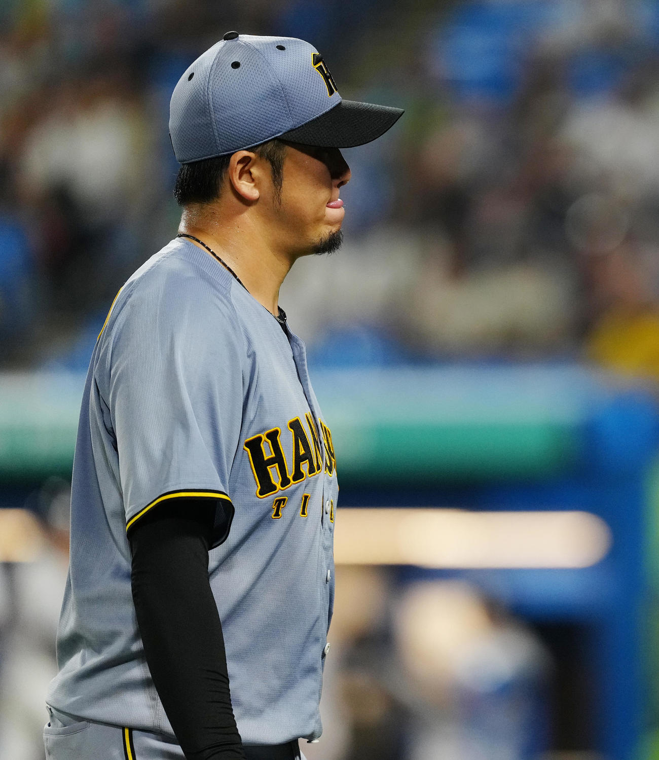 ヤクルト対阪神　8回裏を終え、険しい表情でベンチへ戻る阪神岩貞（撮影・鈴木みどり）