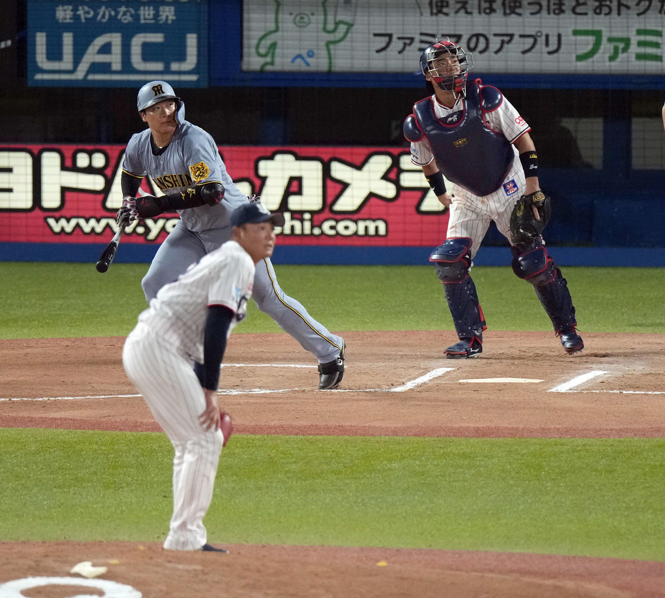 ヤクルト対阪神　6回表阪神無死、左越えにソロ本塁打を放つ大山。投手奥川（撮影・たえ見朱実）