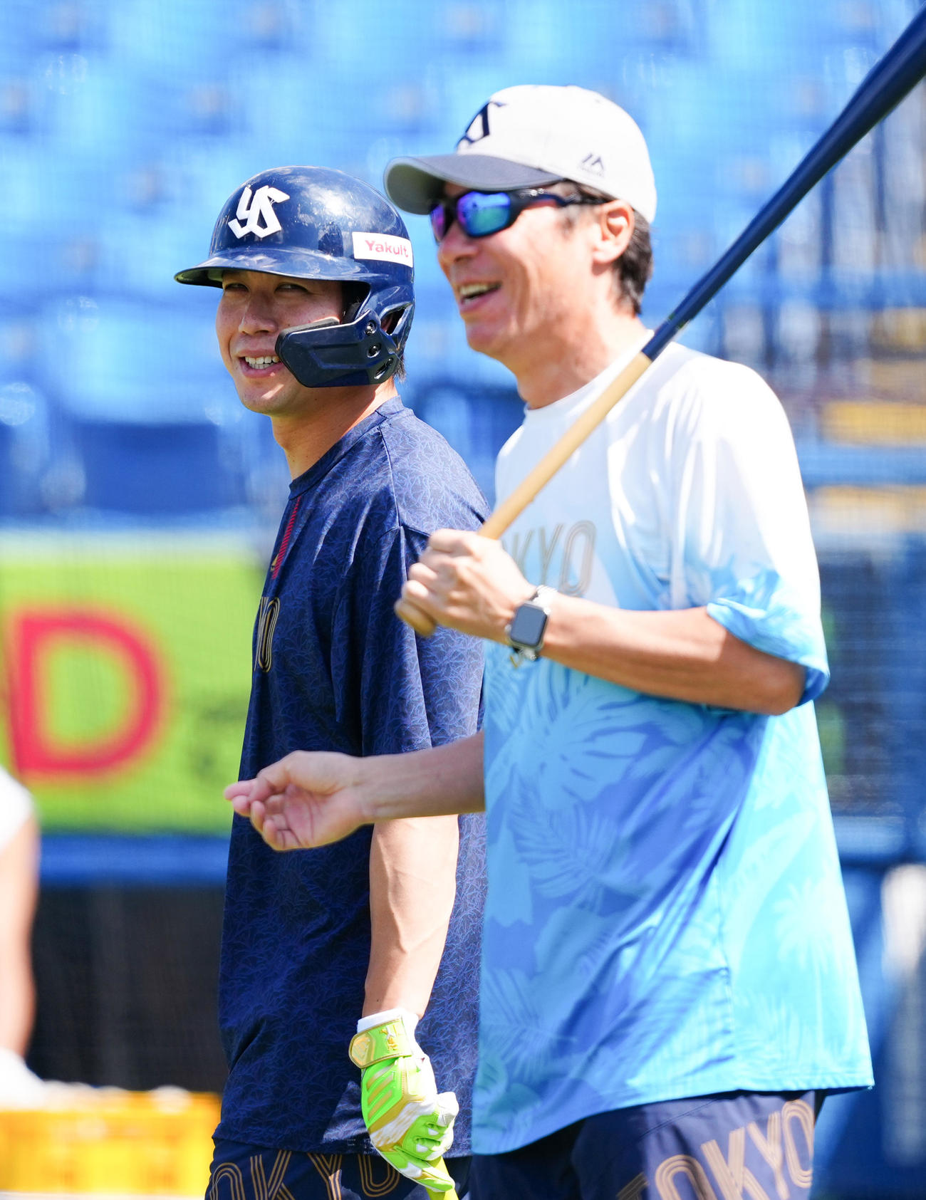 ヤクルト対ロッテ　試合前練習で談笑するヤクルト山田（左）と高津監督（撮影・鈴木みどり）