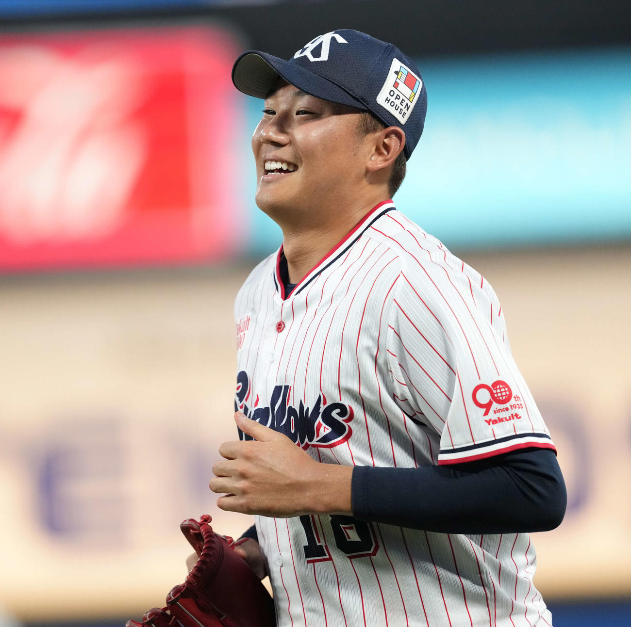 ヤクルト対阪神　3回を終え笑顔のヤクルト奥川（撮影・井上学）