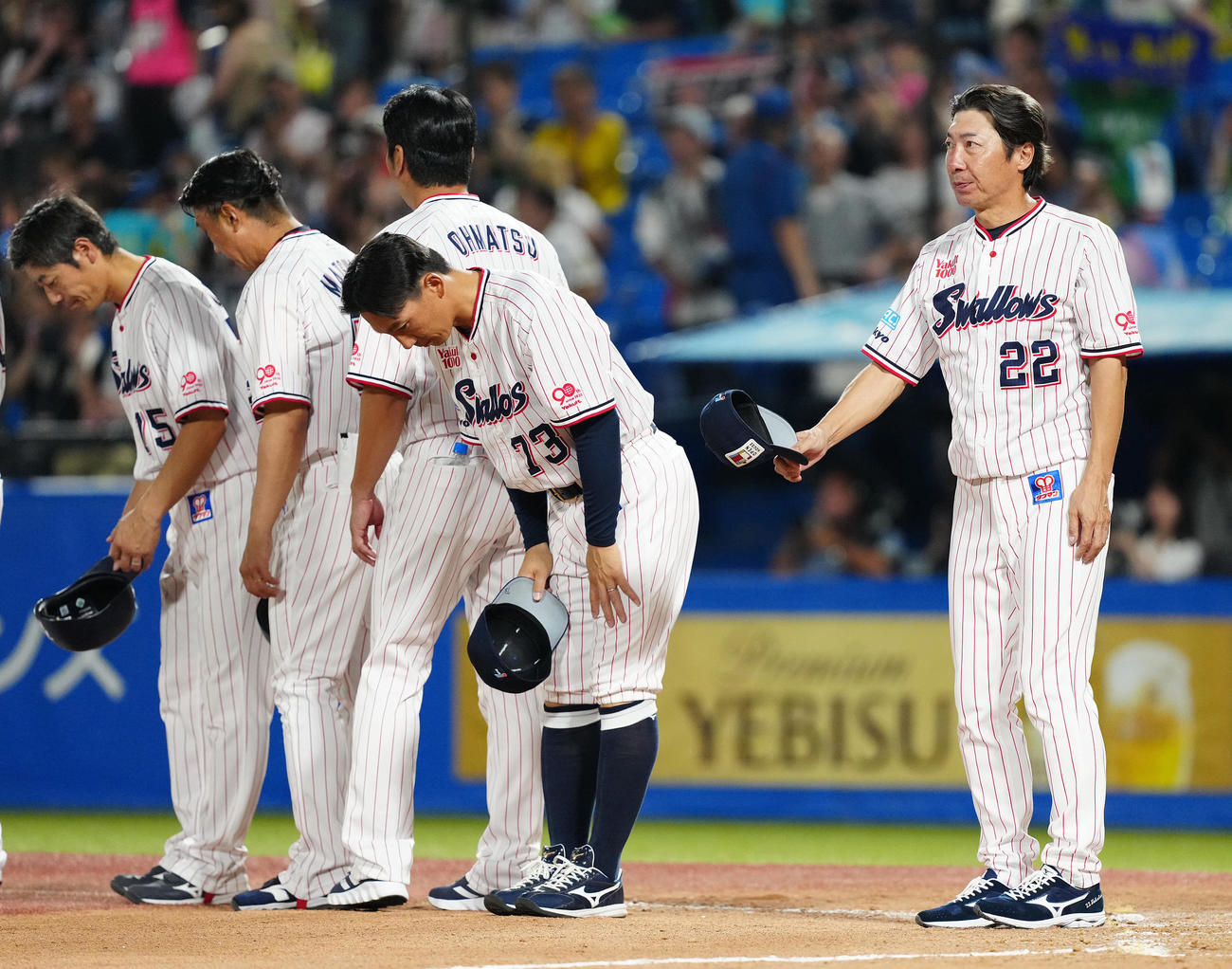 ヤクルト対阪神　阪神に勝利し、ファンの声援に応えるヤクルト高津監督（右）（撮影・鈴木みどり）