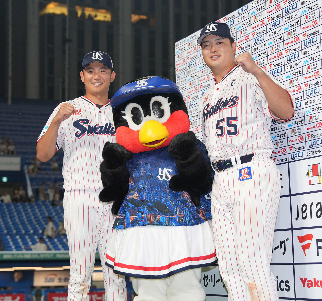 ヤクルト対阪神　お立ち台でガッツポーズの村上（右）と奥川（撮影・井上学）