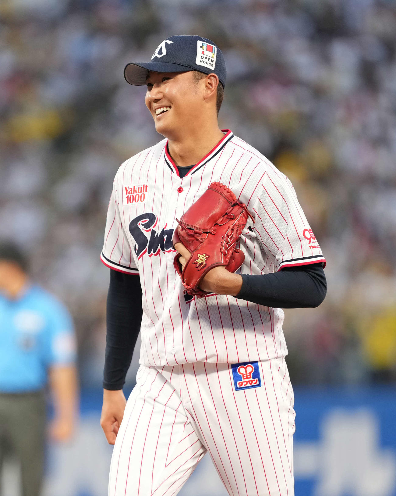 ヤクルト対阪神　2回を終え笑顔のヤクルト奥川（撮影・井上学）