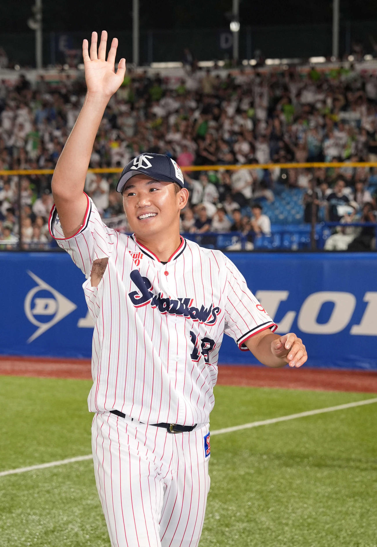 ヤクルト対阪神　ファンの声援に応える奥川（撮影・井上学）