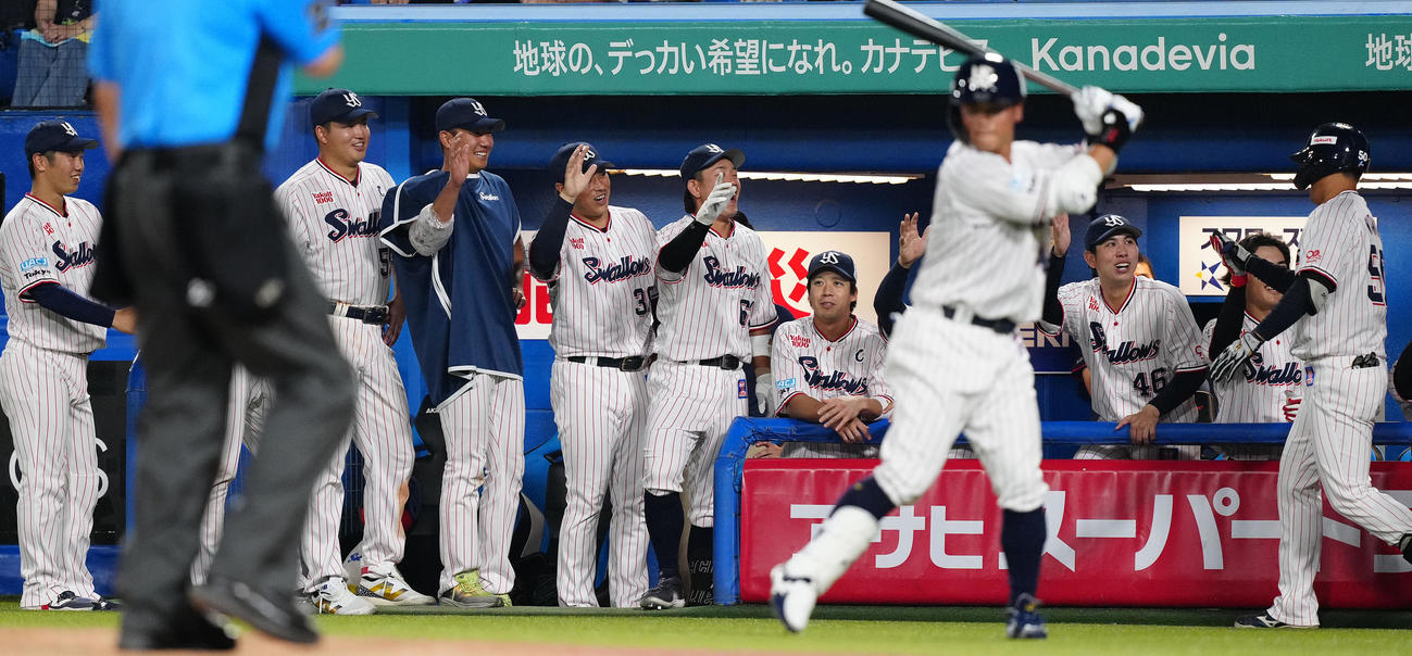 ヤクルト対阪神　8回裏ヤクルト無死二、三塁、左中間への3点本塁打を放った北村恵（右）を迎えるベンチ（撮影・鈴木みどり）