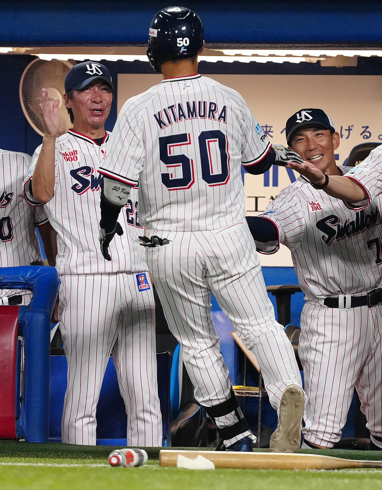 ヤクルト対阪神　8回裏ヤクルト無死二、三塁、左中間への3点本塁打を放った北村恵を迎える高津監督（左）（撮影・鈴木みどり）