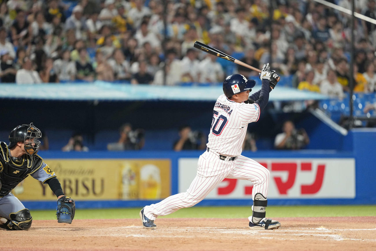 ヤクルト対阪神　8回裏ヤクルト無死二、三塁、本塁打を放つ北村恵（撮影・井上学）