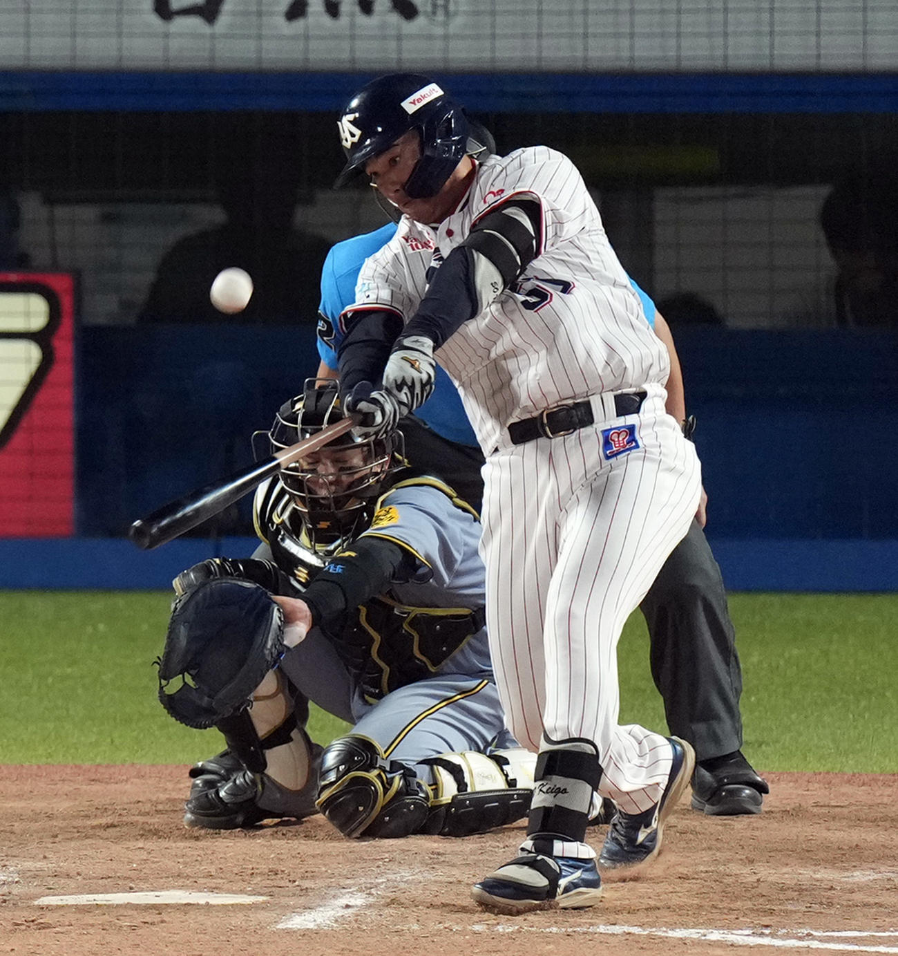 ヤクルト対阪神　8回裏ヤクルト無死二、三塁、左中間に3点本塁打を放つ北村恵（撮影・たえ見朱実）