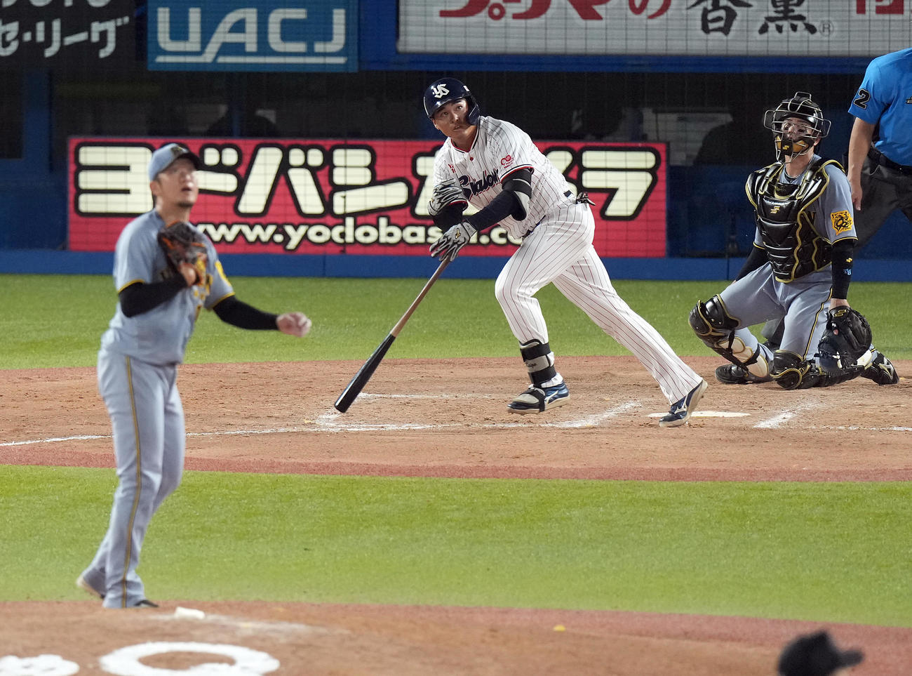 ヤクルト対阪神　8回裏ヤクルト無死二、三塁、左中間に3点本塁打を放つ北村恵。投手岩貞（撮影・たえ見朱実）