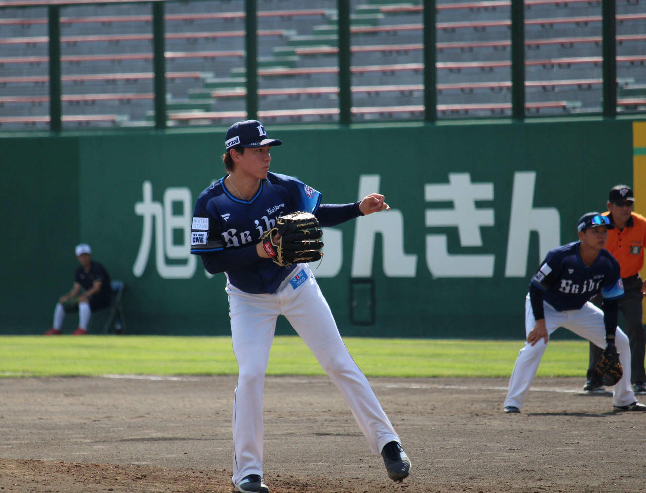 慶大との練習試合に投げる西武杉山（撮影・金子真仁）
