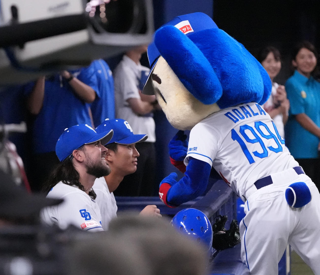試合前、チェイビス（左）はドアラとふれあう（撮影・森本幸一）