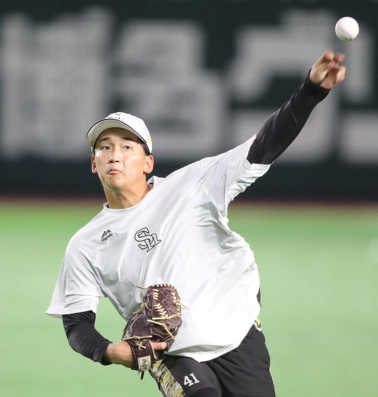 キャッチボールで調整する前田悠（撮影・梅根麻紀）