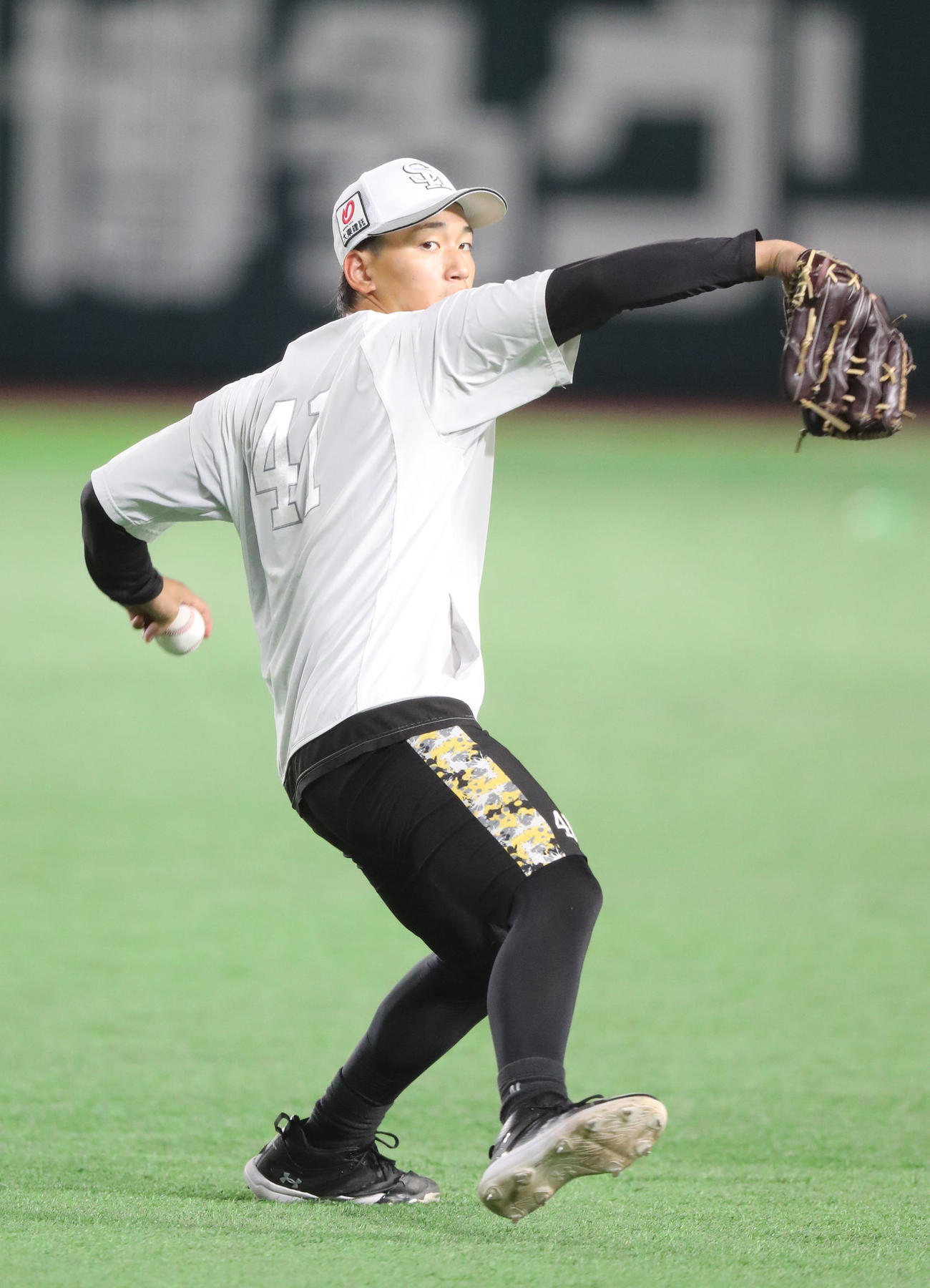 キャッチボールで調整する前田悠（撮影・梅根麻紀）