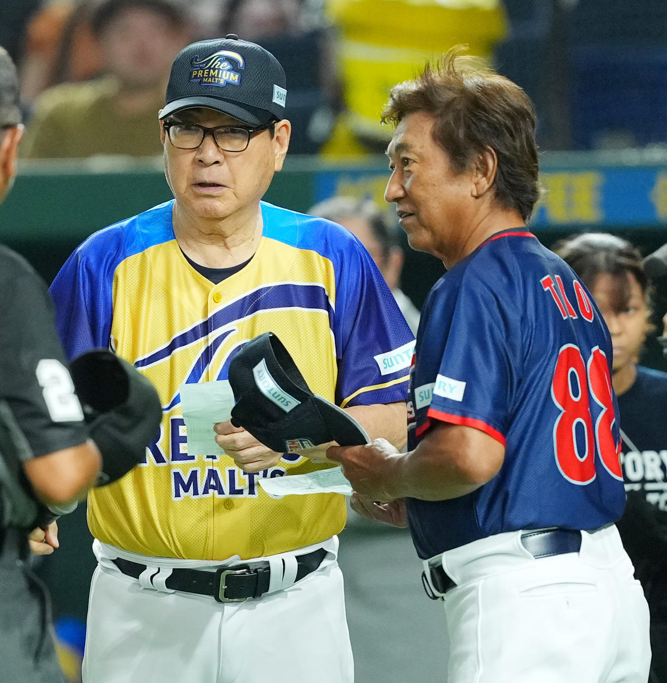 ザ・プレミアム・モルツ球団対ドリーム・ヒーローズ　試合前、メンバー表の交換をするザ・プレミアム・モルツ球団山本監督（左）とドリーム・ヒーローズ田尾監督（撮影・菅敏）