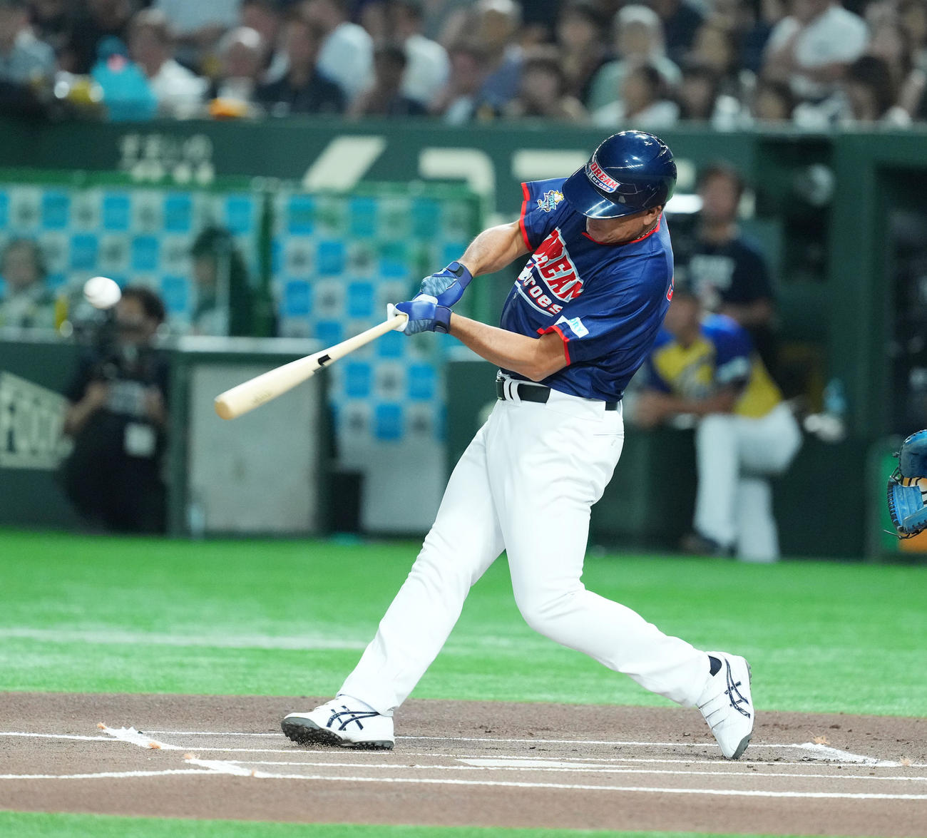 ザ・プレミアム・モルツ球団対ドリーム・ヒーローズ　1回表ドリーム・ヒーローズ無死一、二塁、適時打を放つ福留孝介（撮影・菅敏）