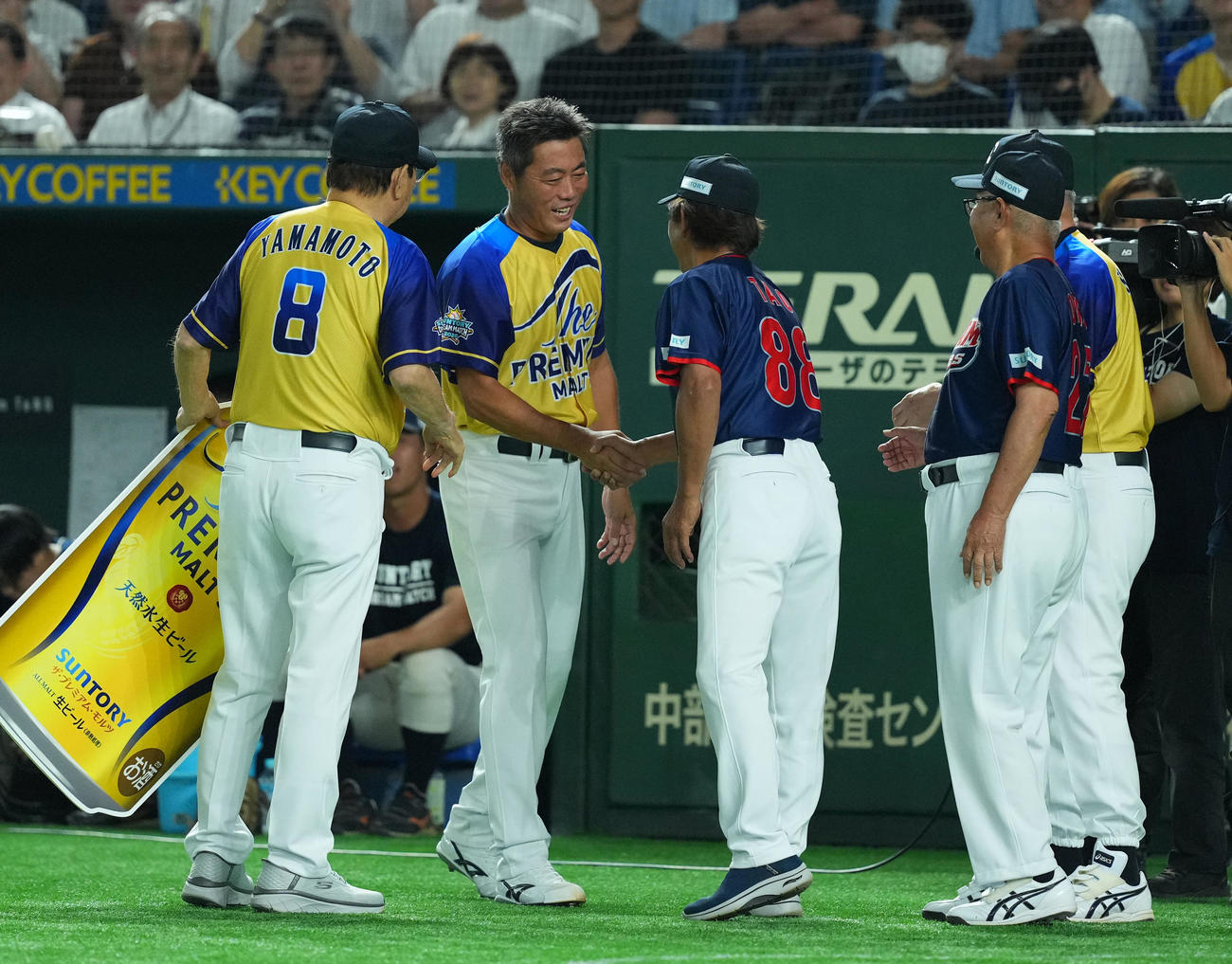 ザ・プレミアム・モルツ球団対ドリーム・ヒーローズ　　7回、ビールで上原（左から2人目）を獲得するドリーム・ヒーローズ（撮影・菅敏）