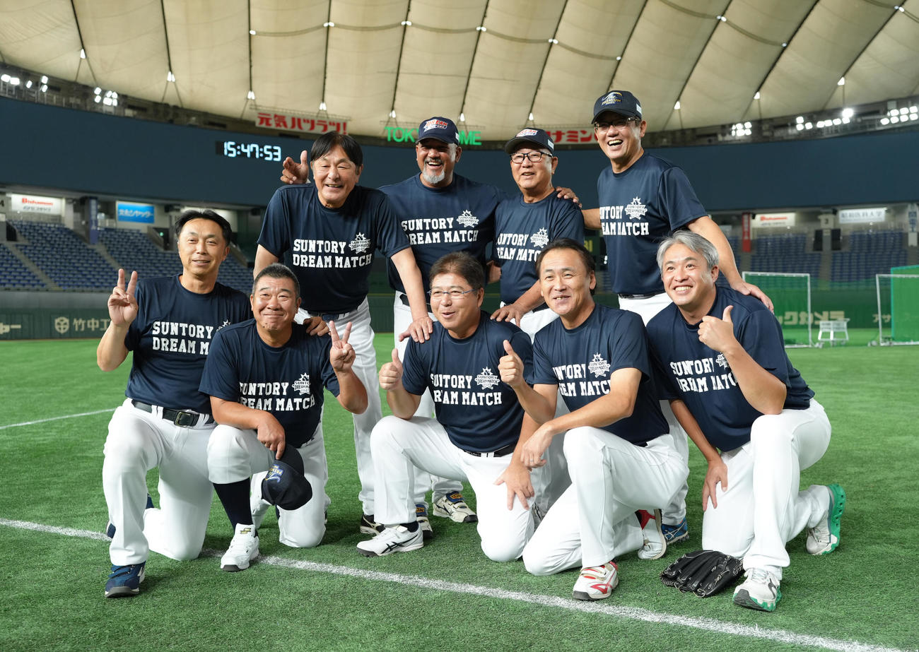 ザ・プレミアム・モルツ球団対ドリーム・ヒーローズ　試合前、記念写真に納まるヤクルトOB（撮影・菅敏）