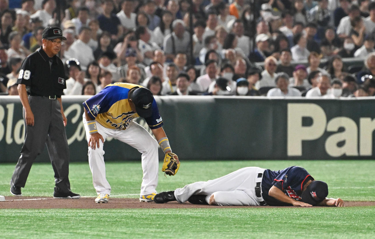 ザ・プレミアム・モルツ球団対ドリーム・ヒーローズ　8回表、代走庄司氏（右）は三塁盗塁を狙いスライディングするもベースまで届かず（撮影・滝沢徹郎
