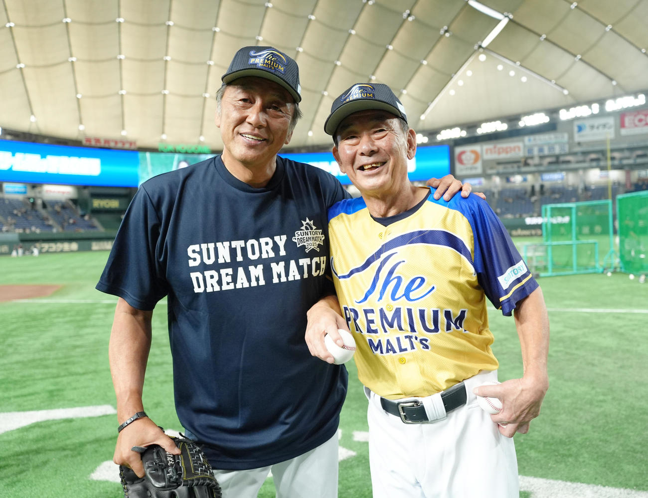 ザ・プレミアム・モルツ球団対ドリーム・ヒーローズ　試合前、記念写真に納まる渡辺と東尾（撮影・菅敏）
