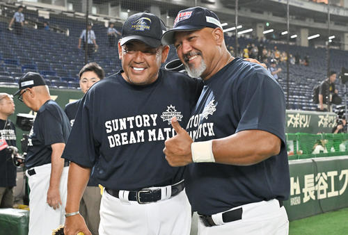 ザ・プレミアム・モルツ球団対ドリーム・ヒーローズ　試合前練習で記念撮影する中村（左）とラミレス（撮影・滝沢徹郎）