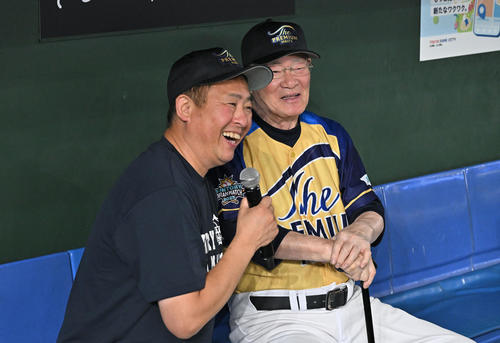 ザ・プレミアム・モルツ球団対ドリーム・ヒーローズ　試合前練習で張本GM（右）は岩本からインタビューを受ける（撮影・滝沢徹郎）