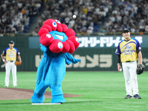 ザ・プレミアム・モルツ球団対ドリーム・ヒーローズ　始球式を務めるミャクミャク（撮影・菅敏）