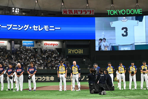 ザ・プレミアム・モルツ球団対ドリーム・ヒーローズ試合前に亡くなった長嶋茂雄さんへ黙とうがささげられる（撮影・滝沢徹郎）