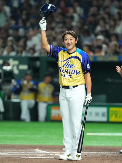 ザ・プレミアム・モルツ球団対ドリーム・ヒーローズ　誕生日のザ・プレミアム・モルツ球団内川聖一は、ファンの歓声に応える（撮影・菅敏）