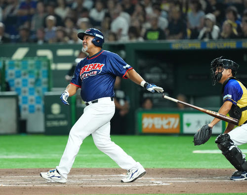 ザ・プレミアム・モルツ球団対ドリーム・ヒーローズ　4回表ドリーム・ヒーローズ1死一、二塁、左越えに3点本塁打を放つラミレス（撮影・菅敏）