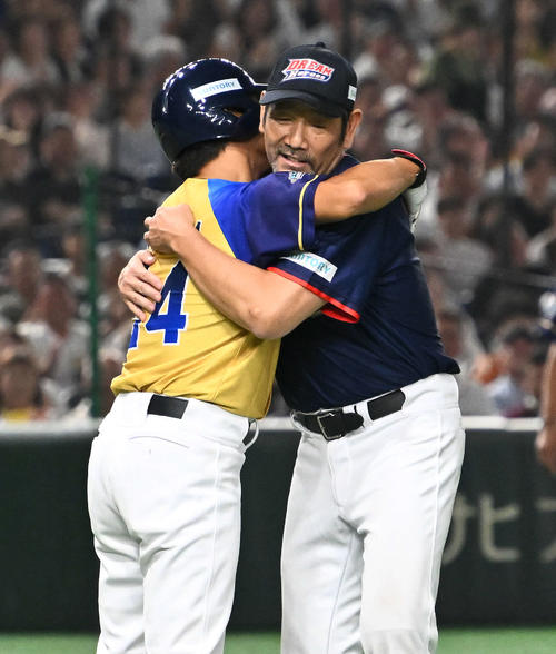 ザ・プレミアム・モルツ球団対ドリーム・ヒーローズ　7回裏、ドリーム・ヒーローズ下柳氏（右）はザ・プレミアム・モルツ球団桧山氏に死球を与えるもハグで仲直り（撮影・滝沢徹郎