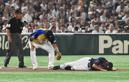 ザ・プレミアム・モルツ球団対ドリーム・ヒーローズ　8回表、代走庄司氏（右）は三塁盗塁を狙いスライディングするもベースまで届かず（撮影・滝沢徹郎