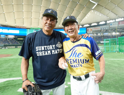 ザ・プレミアム・モルツ球団対ドリーム・ヒーローズ　試合前、記念写真に納まる渡辺と東尾（撮影・菅敏）