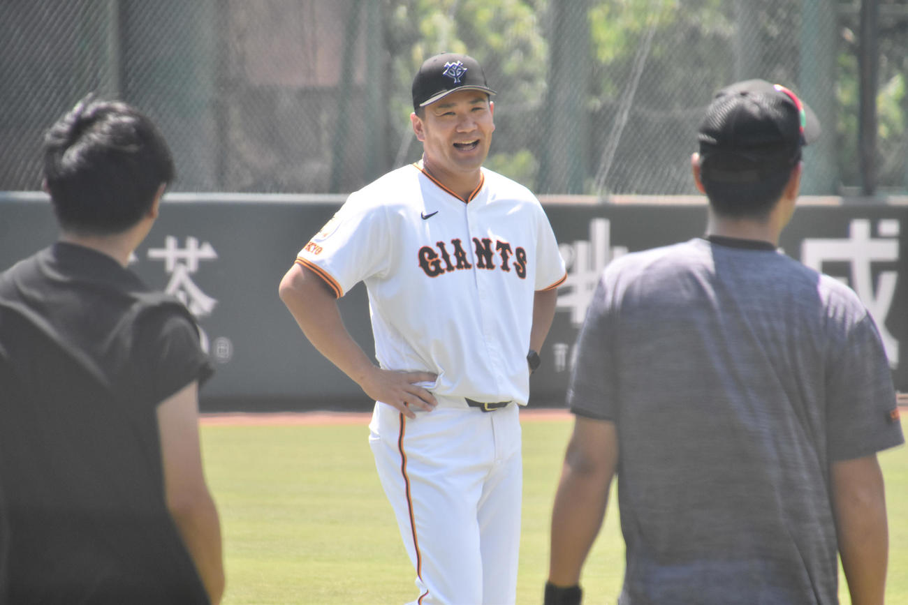 チームスタッフと談笑する田中将